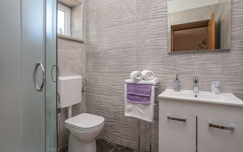 Legović: Miroir, Luminaire Plomberie, Évier, Propriété, Photographier, Robinet, Lavabo, Armoire De Toilette, Salle De Bains, Violet