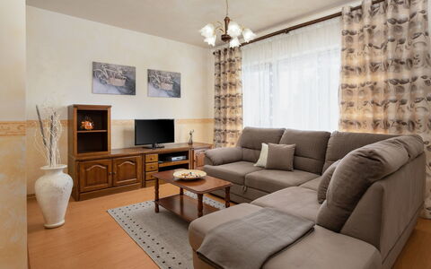 Legović: Salon, Meubles, Pièce, Propriété, Design Intérieur, Sol, Mur, Bâtiment, Immobilier, Table