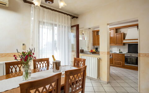 Legović: Propriété, Pièce, Meubles, Bâtiment, Design Intérieur, Plafond, Sol, Maison, Immobilier, Cuisine