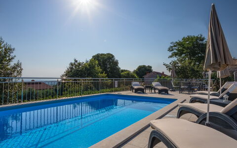 Legović: L'Eau, Ciel, Jour, Propriété, Plante, Piscine, Bâtiment, Lumière, Bleu Azur, Ombre