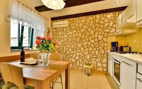Divna: Table, Propriété, Cabinetry, Meubles, Fleur, Plante, Comptoir, Design Intérieur, Éclairage, Bois