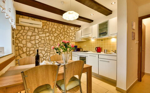 Divna: Meubles, Table, Propriété, Cabinetry, Chaise, Fleur, Plante, Plante D'Appartement, Comptoir, Bois