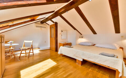 Divna: Meubles, Propriété, Bâtiment, Bois, Confort, Design Intérieur, Sol, Sol, Tache De Bois, Mur