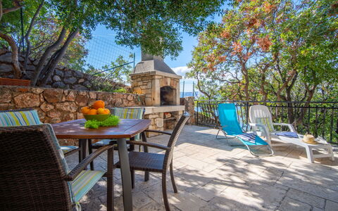 Starigrad (Senj) 100: Plante, Ombre, Mobilier De Jardin, Arbre, Architecture, Immobilier, Loisir, Confort, Balancelle, Teintes Et Ombres
