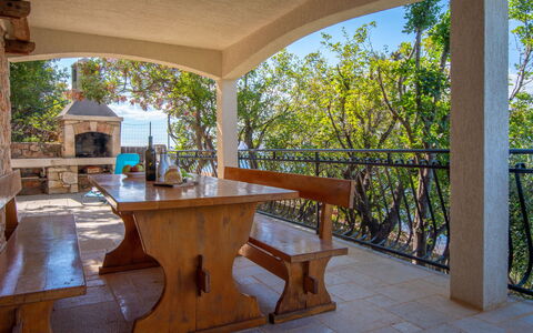 Starigrad (Senj) 100: Propriété, Table, Bois, Bâtiment, Ombre, Architecture, Design Intérieur, Arbre, Mobilier De Jardin, Porche