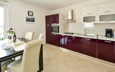 Milin 104.2: Pièce, Comptoir, Propriété, Meubles, Cuisine, Design Intérieur, Cabinetry, Bâtiment, Sol, Tuile