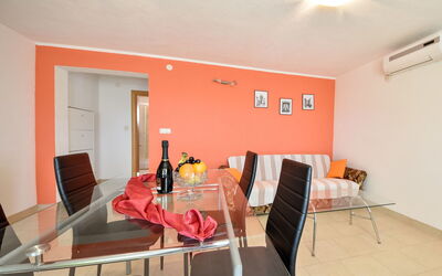Milin 104.1: Pièce, Propriété, Rouge, Plafond, Design Intérieur, Orange, Maison, Salon, Bâtiment, Sol