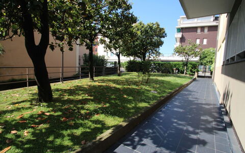 Caterina: Propriété, Immobilier, Arbre, Architecture, Bâtiment, Zone Résidentielle, Herbe, Passerelle, Design Urbain, Surface De La Route