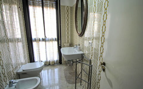 Caterina: Propriété, Évier, Bâtiment, Luminaire Plomberie, Fenêtre, Bois, Robinet, Rideau, Lavabo, Salle De Bains