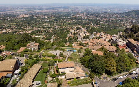 Rocca di Papa 102: Zone Résidentielle, Maison, Quartier, Toit, Été, Vue Du Ciel, Zone Rurale, Paysage, Ville, Domicile