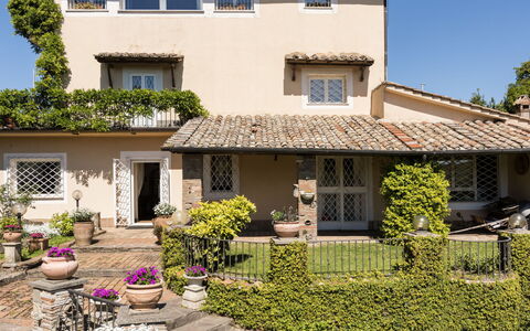 Rocca di Papa 102: Fenêtre, Maison, Domicile, Zone Résidentielle, Arbuste, Toit, Porte, Chalet, Jardin