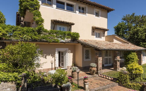 Rocca di Papa 102: Fenêtre, Maison, Zone Résidentielle, Domicile, Arbuste, Toit, Porte, Chalet, Balcon