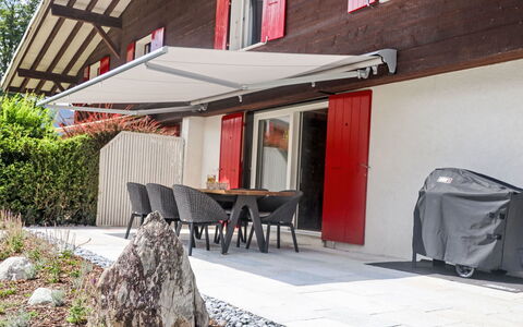 Chalet Butz: Plante, Bâtiment, Fenêtre, Quartier, Ombre, Mur, Porte, Maison, Arbre, Immobilier