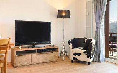 Europa Ouest Apt 74 639.2: Meubles, Confort, Bâtiment, Télévision, Canapé, Bois, Salon, Sol, Sol, Téléviseur