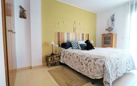 La Platja: Chambre, Meubles, Lit, Pièce, Propriété, Design Intérieur, Mur, Cadre De Lit, Sol, Drap De Lit