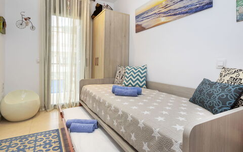 La Platja: Propriété, Meubles, Bâtiment, Confort, Bleu Azur, Bois, Éclairage, Maison, Textile, Design Intérieur