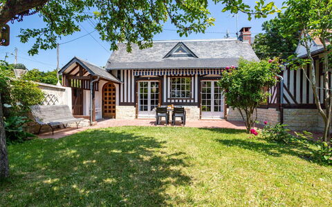 Petit Champ: Plante, Bâtiment, Ciel, Arbre, Lot Terre, Architecture, Fenêtre, Herbe, Chalet, Zone Résidentielle