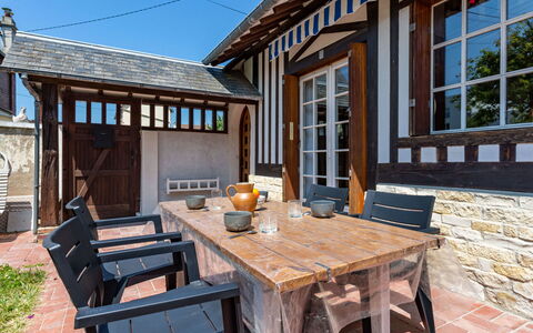 Petit Champ: Table, Meubles, Propriété, Fenêtre, Bâtiment, Ciel, Bois, Design Intérieur, Plante, Mobilier De Jardin