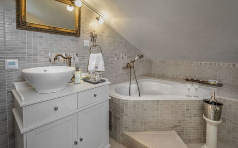 Villa Aurora: Salle De Bains, Pièce, Propriété, Robinet, Tuile, Design Intérieur, Mur, Sol, Accessoire Salle De Bain, Architecture