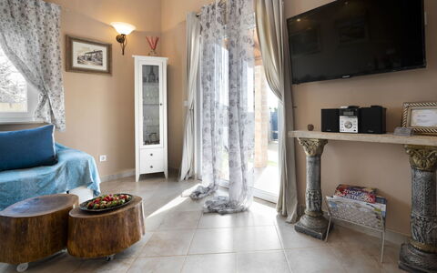 Villa Aurora: Sol, Pièce, Propriété, Design Intérieur, Meubles, Tuile, Bâtiment, Salon, Mur, Sol