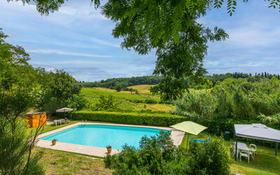 Castellina in Chianti 975: L'Eau, Plante, Nuage, Ciel, Piscine, Bleu Azur, Ombre, Paysage Naturel, Arbre, Rectangle