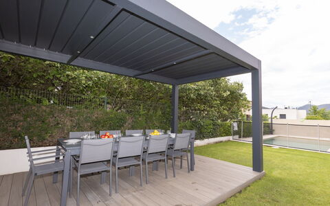 Volca: Plante, Nuage, Ciel, Ombre, Chaise, Mobilier De Jardin, Bâtiment, Arbre, Design Urbain, Loisir