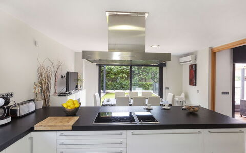 Volca: Cabinetry, Propriété, Meubles, Comptoir, Évier, Evier, Robinet, Cuisine, Design Intérieur, Éclairage