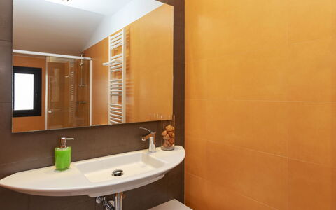 Volca: Miroir, Robinet, Évier, Luminaire Plomberie, Lavabo, Salle De Bains, Plante, Bois, Sol, Sol