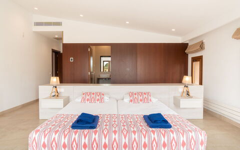 Can Toni: Design Intérieur, Meubles, Sol, Mur, Sol, Bois, Plafond, Chambre, Lit, Textile