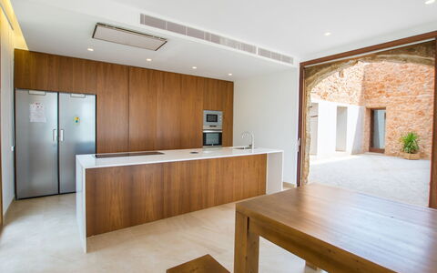 Can Toni: Design Intérieur, Pièce, Propriété, Bâtiment, Plafond, Meubles, Maison, Architecture, Sol, Mur