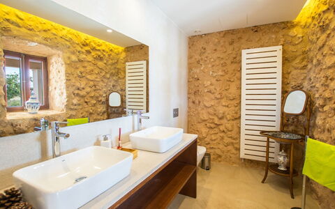 Can Toni: Miroir, Robinet, Évier, Luminaire Plomberie, Propriété, Meubles, Vert, Lavabo, Plante, Armoire De Toilette