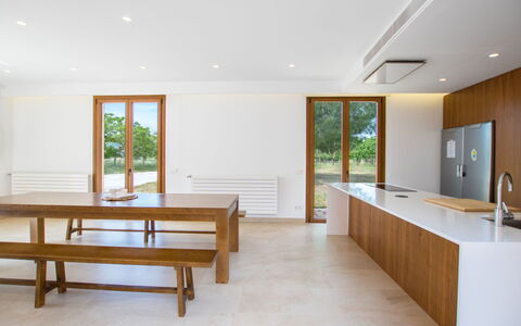 Can Toni: Propriété, Meubles, Cabinetry, Bois, Bâtiment, Éclairage, Plante, Design Intérieur, Tache De Bois, Sol