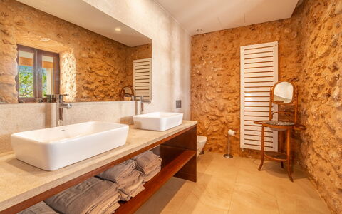 Can Toni: Luminaire Plomberie, Lavabo, Sol, Mur, Salle De Bains, Évier, Design Intérieur, Bois, Sol, Robinet