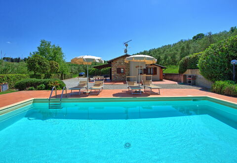Cuccardino: L'Eau, Ciel, Plante, Propriété, Piscine, Bleu Azur, Ombre, Arbre, Mobilier De Jardin, Herbe