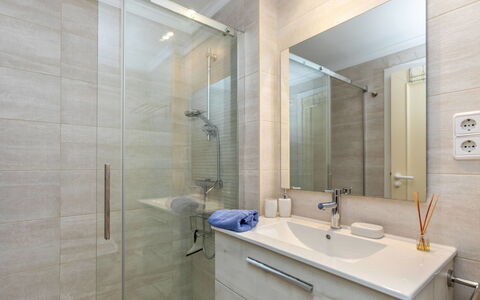 Cala Montero i: Salle De Bains, Luminaire Plomberie, Sol, Sol, Design Intérieur, Lavabo, Évier, Armoire De Toilette, Miroir, Robinet