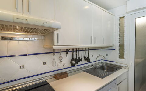 Cala Montero i: Cuisine, Comptoir, Principaux Appliance, Appareil De Cuisine, Sol, Design Intérieur, Evier, Cabinetry, Luminaire Plomberie, Cuisinière