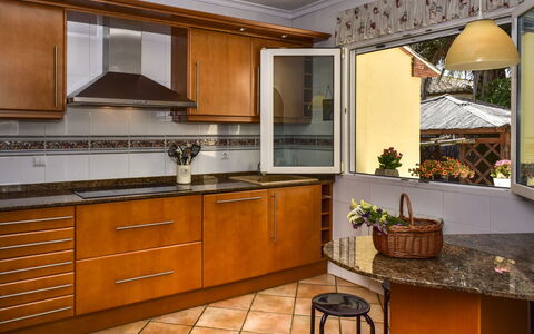 Villa Buena Vida: Comptoir, Cabinetry, Meubles, Pièce, Cuisine, Propriété, Design Intérieur, Bâtiment, Sol, Tuile