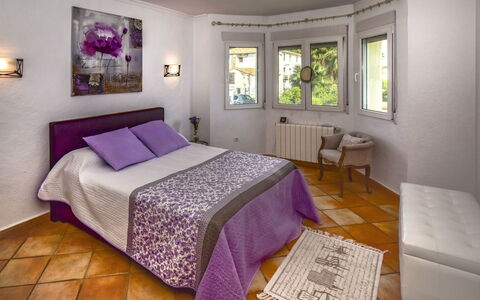 Villa Buena Vida: Chambre, Drap De Lit, Lit, Meubles, Pièce, Literie, Violet, Propriété, Cadre De Lit, Design Intérieur