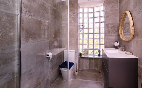 Villa Alta Vista: Miroir, Robinet, Luminaire Plomberie, Évier, Lavabo, Salle De Bains, Violet, Design Intérieur, Maison, Sol