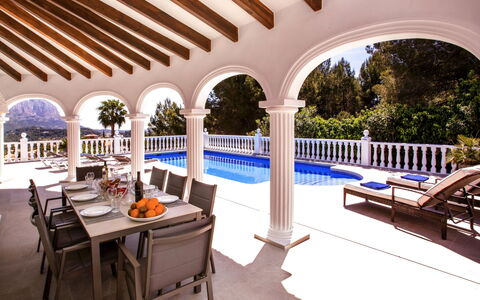 Villa Alta Vista: Propriété, Meubles, Plante, Ombre, Mobilier De Jardin, Design Intérieur, Table, Piscine, Loisir, Arbre
