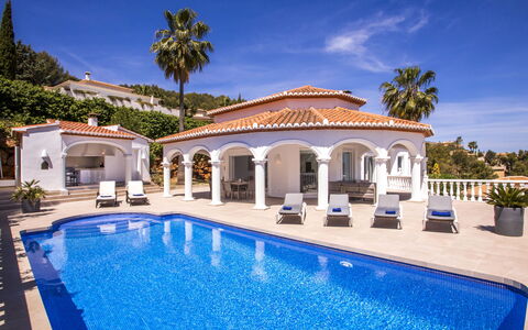 Villa Alta Vista: L'Eau, Ciel, Plante, Nuage, Propriété, Bâtiment, Piscine, Bleu Azur, Arbre, Station Balnéaire