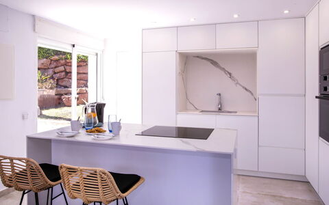 Villa Alta Vista: Cabinetry, Meubles, Propriété, Comptoir, Table, Bois, Chaise, Architecture, Cuisine, Sol