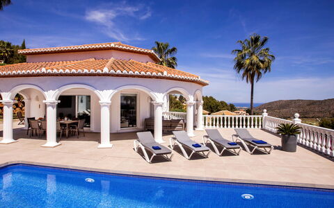 Villa Alta Vista: L'Eau, Ciel, Nuage, Propriété, Bâtiment, Lumière, Bleu Azur, Piscine, Plante, Arbre
