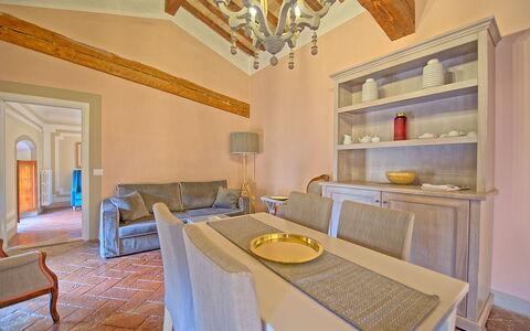 Montegufoni: Pièce, Propriété, Meubles, Design Intérieur, Bâtiment, Jaune, Plafond, Maison, Immobilier, Salle À Manger