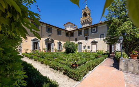 Montegufoni: Façade, Jardin, Biens, Manoir, Cour, Cour, Pelouse, Aménagement Paysager, Hacienda, Villa