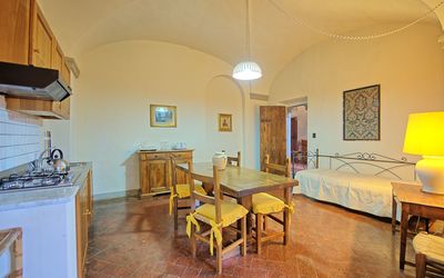 Montegufoni 3: Pièce, Propriété, Bâtiment, Jaune, Design Intérieur, Meubles, Immobilier, Maison, Sol, Table