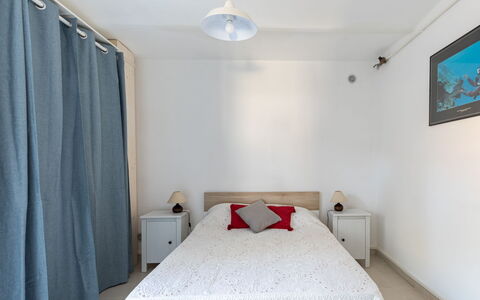 Anaisim: Meubles, Bâtiment, Propriété, Confort, Bleu Azur, Fenêtre, Textile, Design Intérieur, Bois, Rideau