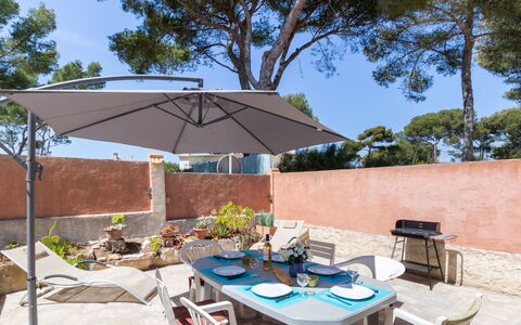 Anaisim: Table, Meubles, Ciel, Plante, Bâtiment, Chaise, Bleu Azur, Ombre, Arbre, Parapluie