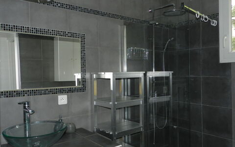 Cavoni: Salle De Bains, Tuile, Propriété, Pièce, Verre, Porte De Douche, Architecture, Luminaire Plomberie, Matériel De La Propriété, Design Intérieur