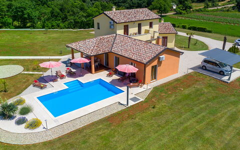Villa Frankovići: Bâtiment, Plante, Propriété, Maison, Arbre, Lot Terre, Design Urbain, Herbe, Fenêtre, Paysage